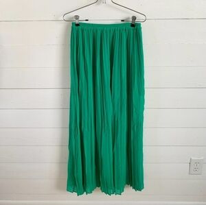 Pleated skirt with a flowy, boho vibe in a vibrant shade of green Plisse